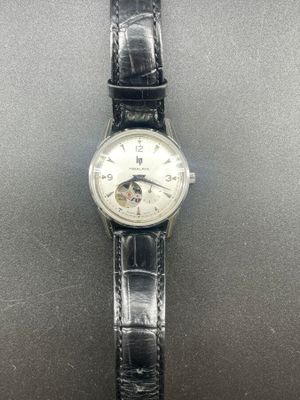 gros plan d'une montre-bracelet sur une table