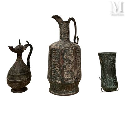 trois vases et un vase sur fond blanc