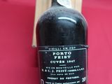 une bouteille d'alcool posée sur une nappe rouge