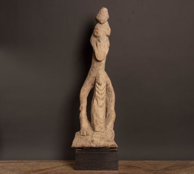 une statue de femme avec un chapeau sur la tête