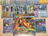 beaucoup de cartes pokemon différentes sur la table