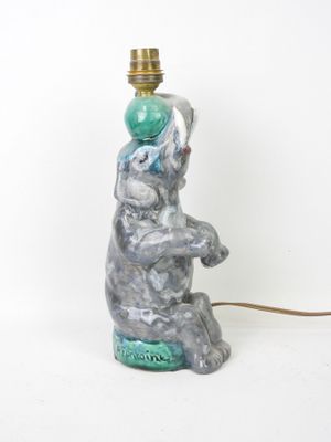 PIED DE LAMPE en faïence polychrome figurant un éléphant ass…