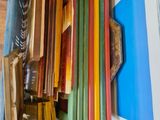 une boîte bleue remplie de livres posée sur une table en bois
