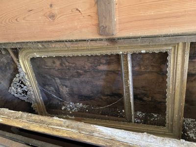 une fenêtre dans le mur d'une pièce qui doit être réparée