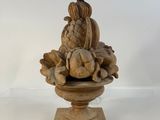 une statue représentant une femme assise sur un vase