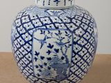 un vase bleu et blanc posé sur une table