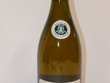 une bouteille de vin posée sur une table