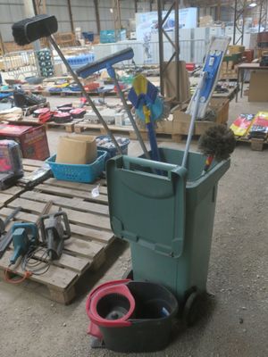 Bac conteneur poubelle garnie balais et divers, tête de loup… - Photo 1