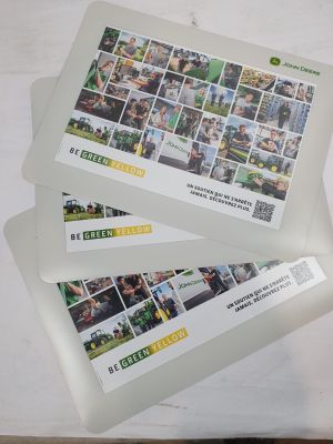 une photo d'une photo représentant un tas de photos posées sur une table
