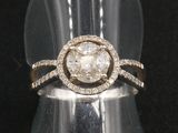 une photo d'une bague en diamant posée sur un présentoir transparent
