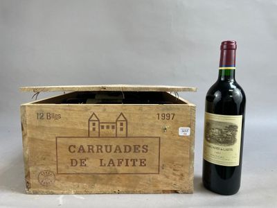 une bouteille de vin à côté d'une boîte en carton