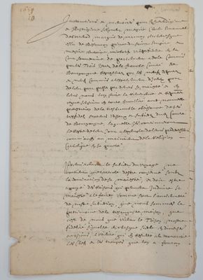 une feuille de papier sur laquelle on peut écrire, posée sur une table