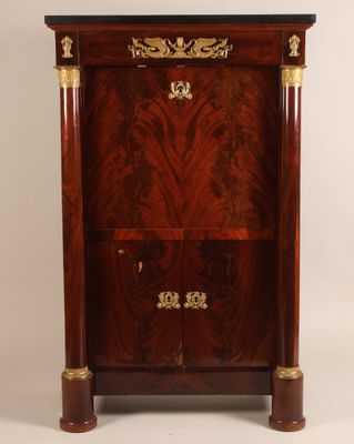 une armoire ancienne en bois, dotée d'un plateau en marbre noir et de détails dorés