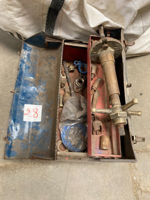 une boîte avec des outils à l'intérieur sur le sol