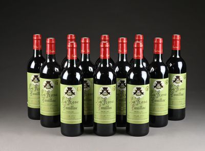 six bouteilles de vin rouge sont alignées