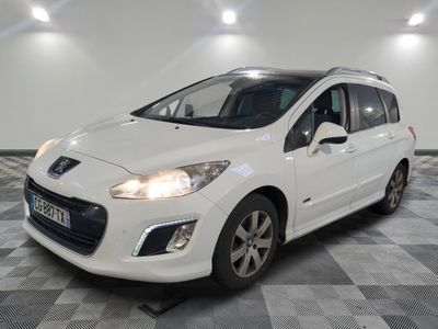 la voiture blanche est garée dans le garage sur le sol en damier