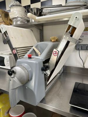 une machine posée sur le comptoir d'une cuisine