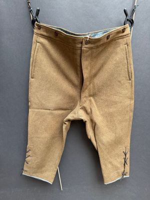 une photo d'un pantalon suspendu à une corde à linge