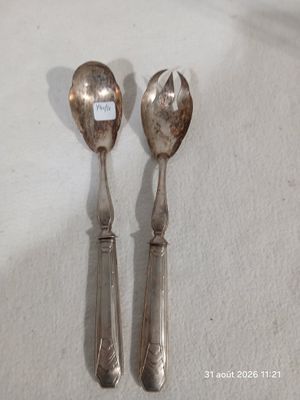 deux cuillères et une cuillère posées sur une table