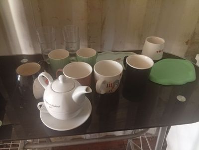 une table sur laquelle sont posées des tasses et une théière