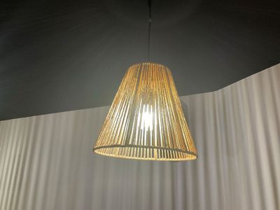 une lampe suspendue au plafond d'une pièce