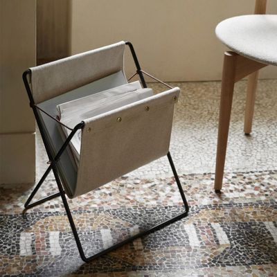 une chaise et une table dans le coin d'une pièce