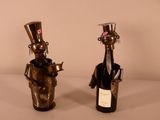 deux bouteilles de vin dont le design représente un homme et une femme