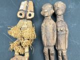 deux figurines en bois représentant un homme et une femme