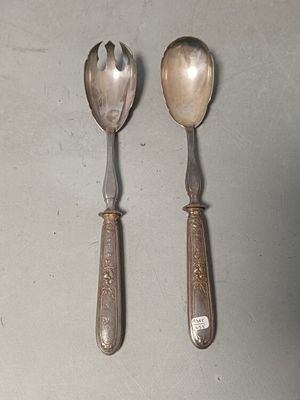 deux cuillères et une cuillère sur une table