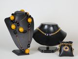 Collier, bracelet et sac à main en perles jaunes et noires, présentés sur un présentoir
