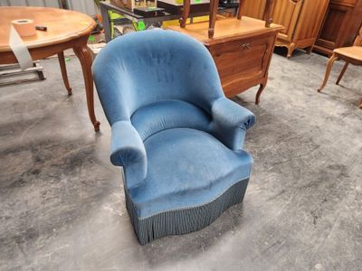 une chaise bleue qui se trouve au milieu d'une pièce