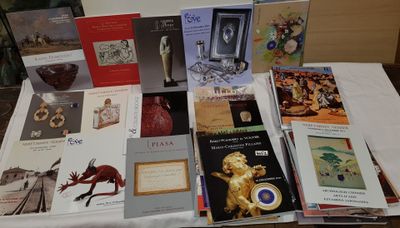 un grand nombre de livres posés sur une table