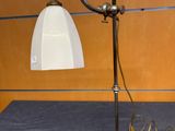 une lampe posée sur une table à côté d'un mur