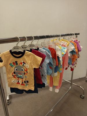 un présentoir de vêtements pour bébés dans un magasin de vêtements