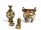 plusieurs vases de styles différents posés sur une surface blanche
