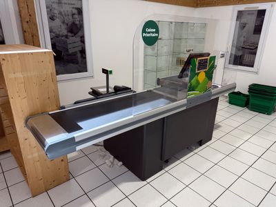 sol carrelé dans un magasin avec un comptoir et une vitrine en verre