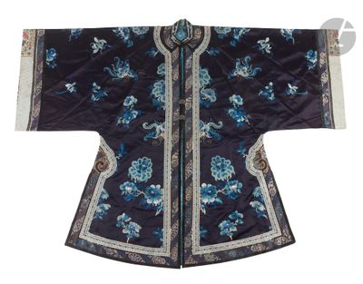 une robe chinoise noire et bleue à motifs floraux