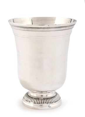 une image représentant une coupe en argent posée sur un socle, sur fond blanc