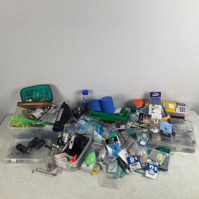 de nombreux objets posés ensemble sur la table