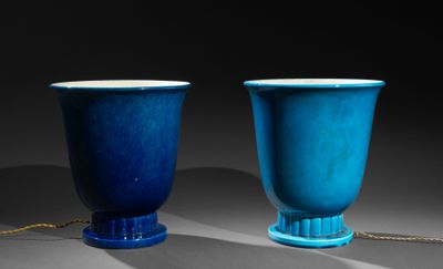 deux vases bleus posés l'un à côté de l'autre sur une table