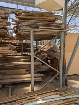 un gros tas de bois posé à même le sol d'un immeuble