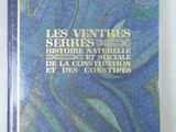 Le livre est posé sur une surface blanche et présente une couverture bleue.