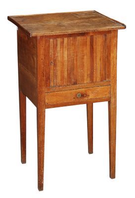 l'image d'une petite table en bois munie d'un tiroir
