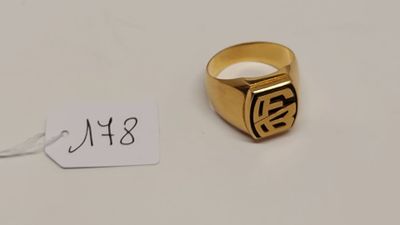 gros plan d'une bague en or sur une surface blanche