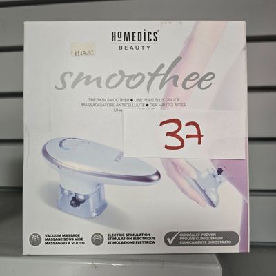 une boîte de brosses à dents posée sur une étagère dans un magasin