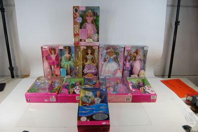beaucoup de poupées Barbie posées sur une table blanche