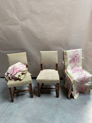 trois chaises qui sont assises l'une à côté de l'autre