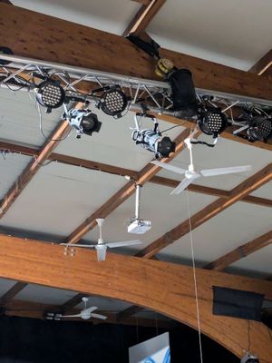many lights hanging from the ceiling of a building