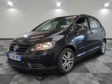 La Volkswagen B-Cross est garée sur un sol en carrelage à damier.