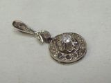 une photo d'un pendentif en argent orné d'un diamant